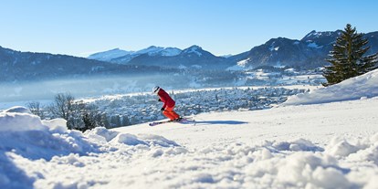 Hotels und Ferienwohnungen im Oberallgäu - Parken & Anreise: kostenpflichtige Parkplätze - Bayern - Skigebiet Nebelhorn über Oberstdorf im Oberallgäu - Die Nebelhornbahn im Winter 