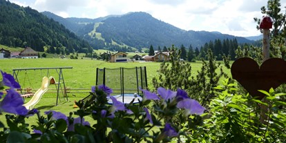 Hotels und Ferienwohnungen im Oberallgäu - Balderschwang - Blick auf Spielplatz nach Osten. - Albingers Landhaus