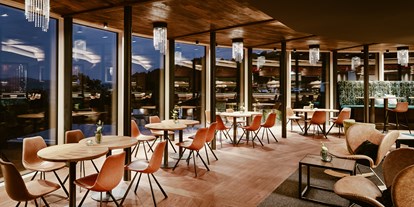 Hotels und Ferienwohnungen im Oberallgäu - Ausstattung: Sauna - Oberstaufen - Atrium am Abend - Bergkristall - Mein Resort im Allgäu