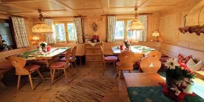 Hotels und Ferienwohnungen im Oberallgäu - Ausstattung: Familienzimmer - Original Walserstube als Frühstücksraum - Gatterhof