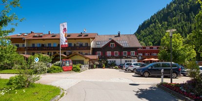 Hotels und Ferienwohnungen im Oberallgäu - Parken & Anreise: Anreise mit ÖPNV möglich - Bad Hindelang - DU-Familotel Krone - Unterjoch