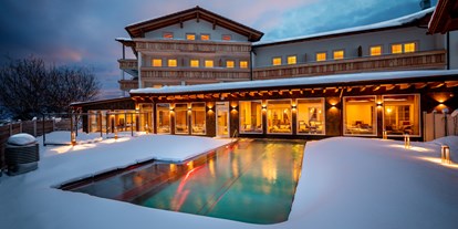 Hotels und Ferienwohnungen im Oberallgäu - Unterkunftsart: Hotel - Hanusel Hof beheizter Außenpool im Winter - Hanusel Hof