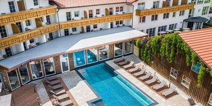 Hotels und Ferienwohnungen im Oberallgäu - Ausstattung: Sauna - Hanusel Hof Außenpool mit Sonnenliegen - Hanusel Hof