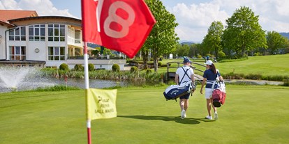 Hotels und Ferienwohnungen im Oberallgäu - Parken & Anreise: kostenloser Parkplatz - Hanusel Hof Golfplatz am Hotel - Hanusel Hof