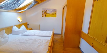 Hotels und Ferienwohnungen im Oberallgäu - Freizeit: Wandern - Oberstdorf - Landhaus Glaab Ferienwohnung Nebelhorn Schlafzimmer - Landhaus Glaab - Gästezimmer & Ferienwohnungen