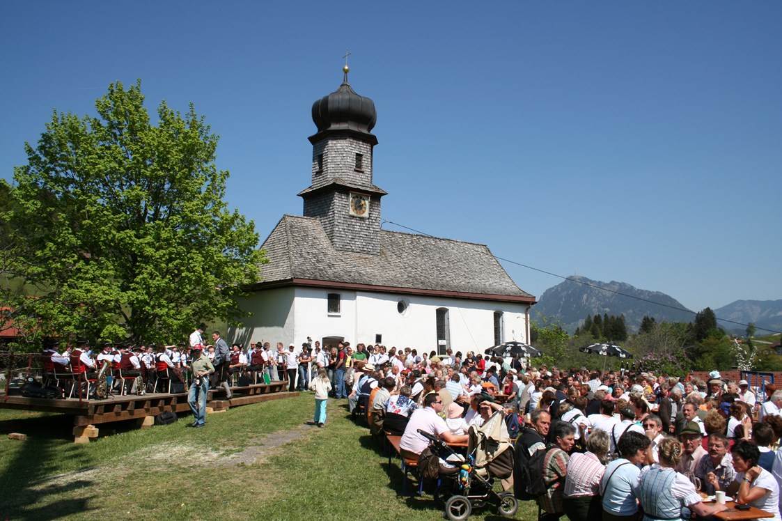 Veranstaltungen im Oberallgäu: Maibaumaufstellen mit Maibaumfest im Allgäu - Oberallgäu - 1. Mai - Maibaumaufstellen 2024 im Oberallgäu