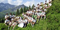 Hotels und Ferienwohnungen im Oberallgäu - Parken & Anreise: Busparkplatz - Oberallgäu - Fest zur Alpenrosenblüte im Allgäu auf dem Fellhorn  - Bergfest 2024 zur Alpenrosenblüte im Allgäu