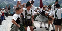 Hotels und Ferienwohnungen im Oberallgäu - Kinder & Familie: Kinder sind willkommen - Fest zur Alpenrosenblüte auf dem Fellhorn  - Bergfest 2024 zur Alpenrosenblüte im Allgäu