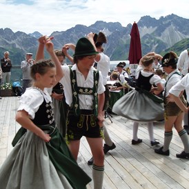 Veranstaltungen im Oberallgäu: Fest zur Alpenrosenblüte auf dem Fellhorn  - Bergfest 2024 zur Alpenrosenblüte im Allgäu