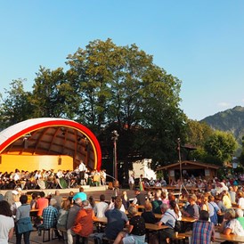 Veranstaltungen im Oberallgäu: Biergarten im Kurpark Oberstdorf mit MelliJoe