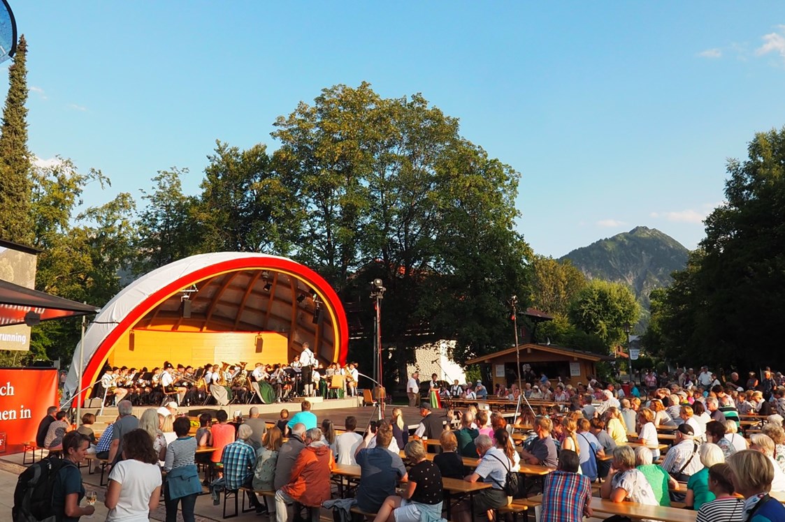 Veranstaltungen im Oberallgäu: Biergarten im Kurpark Oberstdorf mit MelliJoe