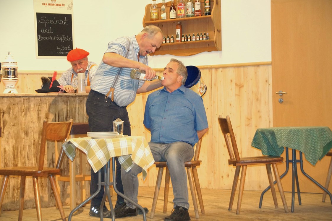 Veranstaltungen im Oberallgäu: Bolsterlanger Bauerntheater - Kaviar trifft Currywurst - Bolsterlanger Mundarttheater 2024 - Kaviar trifft Currywurst