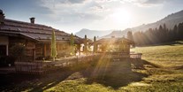 Hotels und Ferienwohnungen im Oberallgäu - Parken & Anreise: Busparkplatz - Bad Hindelang - Italienische Nacht auf dem Joch mit den Lamas - Italienische Nacht mit den Lamas auf dem Joch