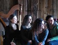Veranstaltungen im Oberallgäu: Schneeflockennacht mit den Vivid Curls, Martina Noichl und Jodula Hedwig Roth - Schneeflockennacht 2023 mit den Vivid Curls - kultBOX