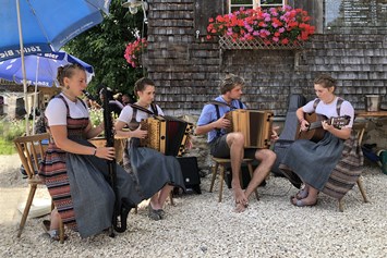 Veranstaltungen im Oberallgäu: Sound of Volxmusik - 70 Jahre Bezirk Schwaben - Sound of Volxmusik - 70 Jahre Bezirk Schwaben