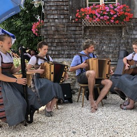 Veranstaltungen im Oberallgäu: Sound of Volxmusik - 70 Jahre Bezirk Schwaben - Sound of Volxmusik - 70 Jahre Bezirk Schwaben
