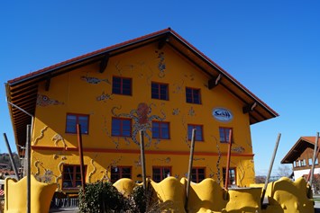 Restaurants im Oberallgäu: Zum Schiff - Restaurant & Gasthof in Bihlerdorf
Aussenansicht Sommer  - Zum Schiff in Blaichach - Bihlerdorf im Allgäu