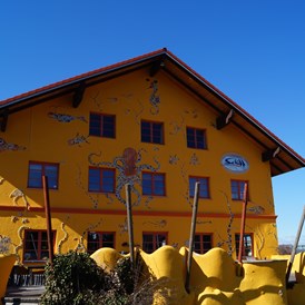 Restaurants im Oberallgäu: Zum Schiff - Restaurant & Gasthof in Bihlerdorf
Aussenansicht Sommer  - Zum Schiff in Blaichach - Bihlerdorf im Allgäu