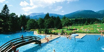 Hotels und Ferienwohnungen im Oberallgäu - Parken & Anreise: Anreise mit ÖPNV möglich - Vorarlberg - Freibad Riezlern / Kleinwalsertal
