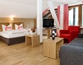 Unterkunft im Allgäu: Unsere Zimmer im Alpin-Stil mit Parkettboden und gemütlichem Komfort, sowie Südbalkon - Alpengasthof-Hotel Schwand